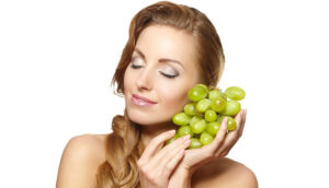 استفاده از خواص انگور برای تقویت مو