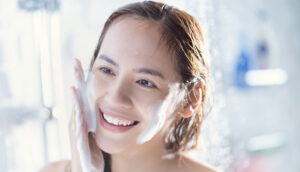 شستن صورت با استفاده از ژل شست و شو به منظور لطافت پوست
