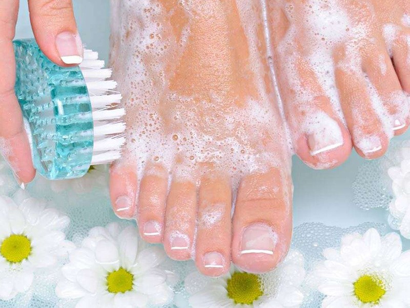 تمیز کردن پاها به‌صورت روزانه و پوشیدن جوراب خشک و تمیز